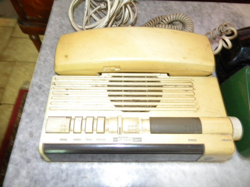 Telefonos ; 1 Ericsson Y 1 Radio Reloj , Precio Cada Uno 1