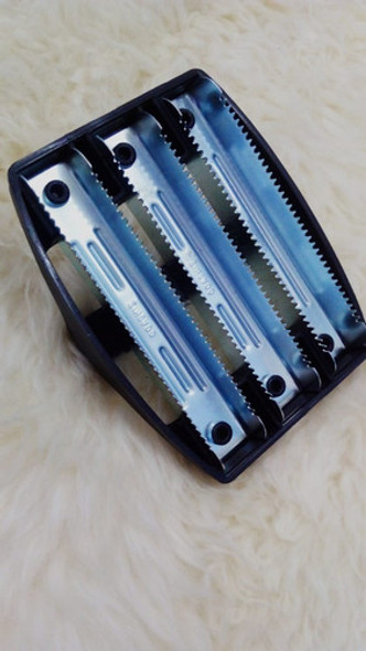 Raspadeira De Zinco E Plástico Para Cavalo 1