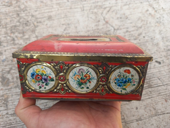 Antiguo Alcancia De Chapa Trabajada 16,5 X 11 X 7,8 Alto 1