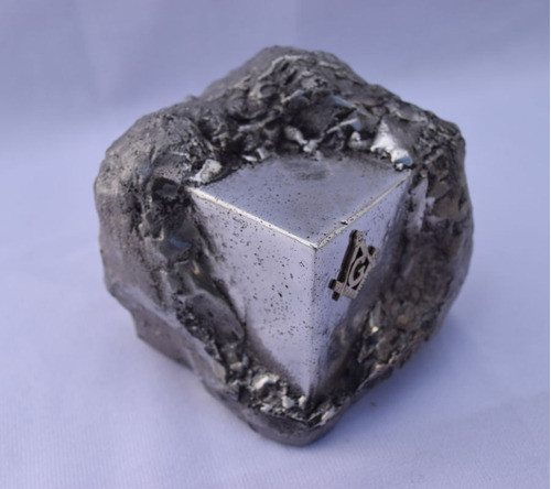 Piedra Masónica Con Escuadra Y Compás (masonería) 1