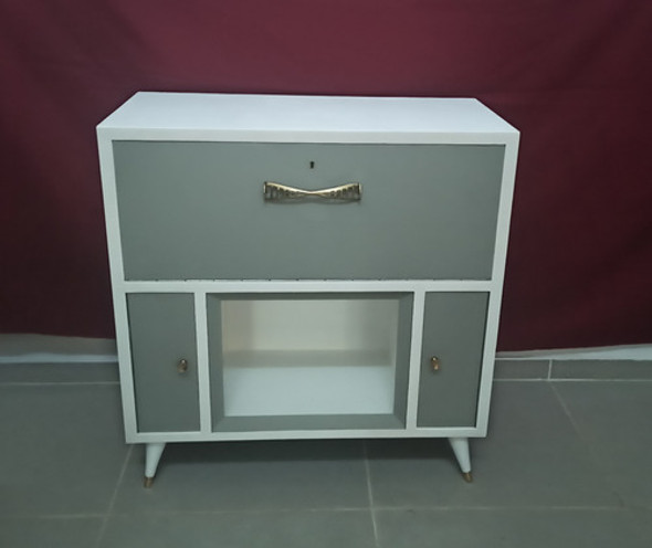 Mueble Antiguo Con Herrajes De Bronce 0