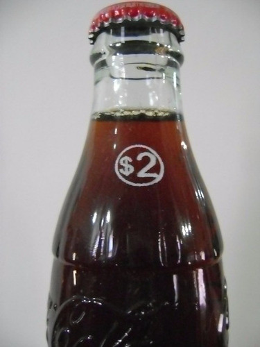 Botella Coca Cola Regular Con Valor  $ 2 En Cuello 1