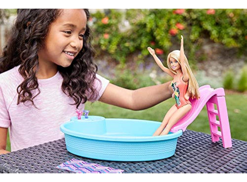 Muñeca Barbie, Rubia De 11,5 Pulgadas Y Juego De Piscina Con 1