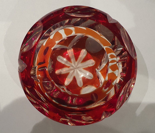 Cenicero De Cristal Tallado Rojo Profundo 1