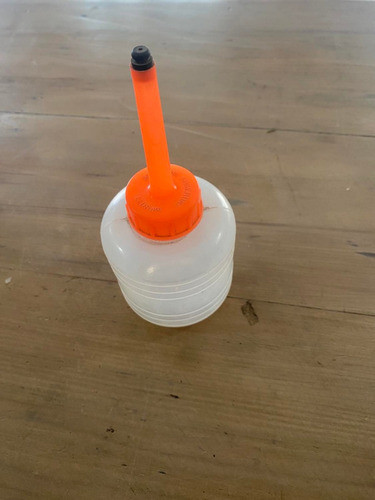 Aceitera Plástica  Lisa Naranja De 300 C.c 1