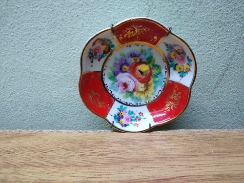Platito De Porcelana Ondulado Con Atril Para Colgar Antiguo 1
