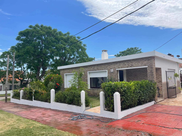 Alquilo Piriapolis Linda Casa Nuevita En Pleno Centro A 4 De La Playa 2 Dormitorios Amplios Garage Cerrado Aire Estufa A Lena ,lindo Jardin Totalmente Equipada Para 6 Personas 1