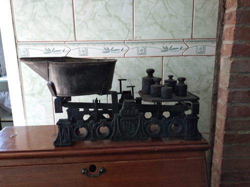 Balança Antiga Em Ferro Fundido 0