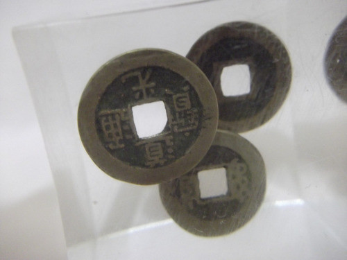 B. Antigo - Peso De Papel Com Moedas Chinesas Em Acrílico 0