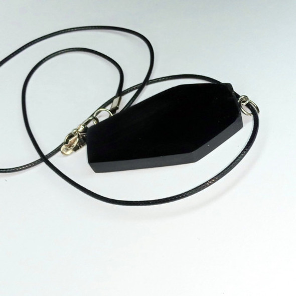 Colar Pingente Arte Resinada Jony Cash Formato Caixão 1