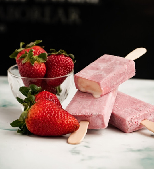 Paleta Helada De Frutilla Rellena Con Leche Condensada 120gr 1