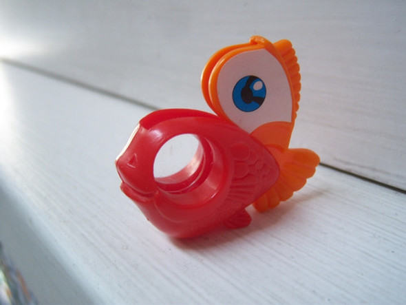 Pez Rojo Y Naranja Con Lupa Kinder . Alto : 3,3 Cm 1