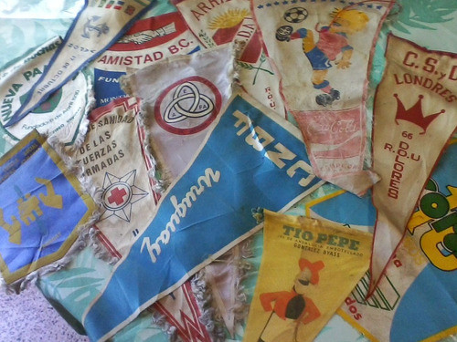 Lote De 12 Banderines Deportivos Y Otros De Tela 0