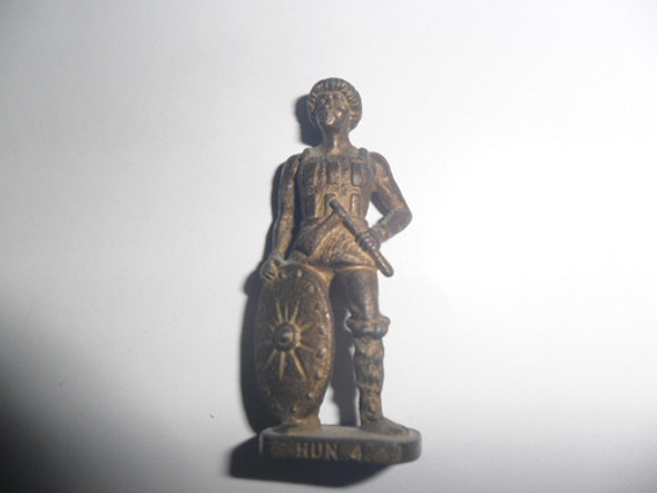 Kinder Huno Nº 4 Soldadito De Metal Uniforme Escudo Hacha 1