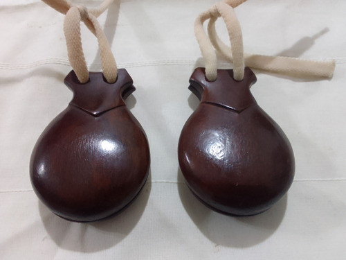 2314- Castanuelas En Muy Buen Estado 1