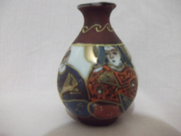 B. Antigo - Vasinho Miniatura Em Porcelana Com Gueixa 0 B. Antigo - Vasinho Miniatura Em Porcelana Com Gueixa 0