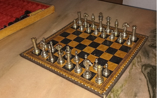 Muy Antiguo Juego De Mesa, Ajedrez En Metal Y Damas 0