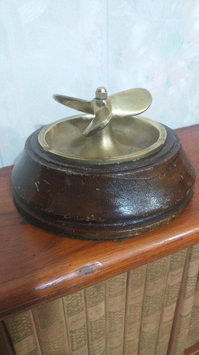 Helice De Barco En Bronce Con Diseño De Cenicero A Escala 0