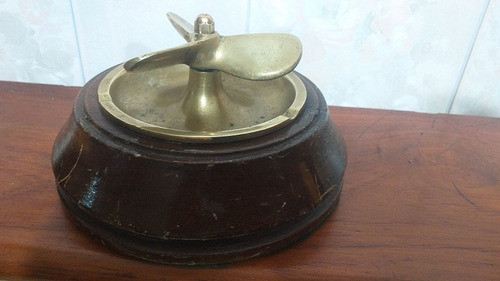Helice De Barco En Bronce Con Diseño De Cenicero A Escala 1