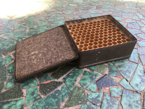 Caja De Metal Y Madera Con Agujeros 0