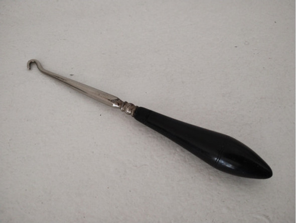 Antiguo Gancho Corsetería Mango De Madera 0