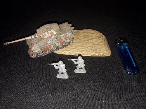 3 Soldaditos De Plastico + Tanque Custom Panzer V  1/72 1