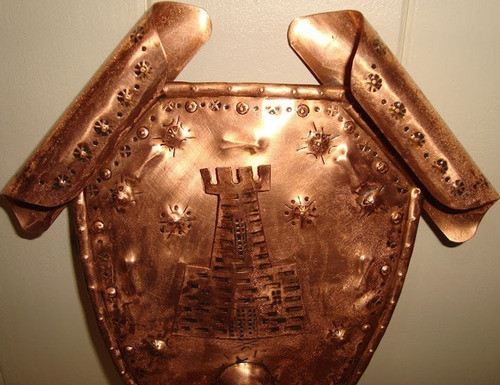 Antiguo Escudo  En Cobre Trabajado  Con Relieve Y Tallado 1