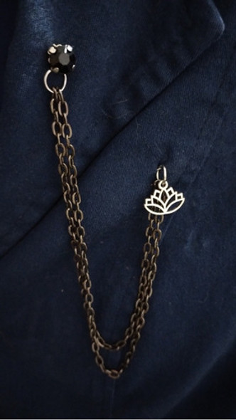 Prendedor Con Cadena Flor De Loto Y Gema Negras Chica Camisa 1