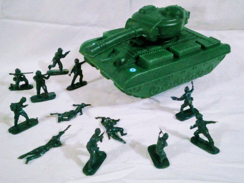 Tanque De Guerra Con Ruedas Y 8 Soldados 1