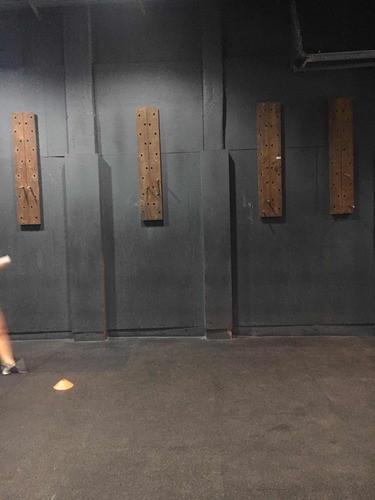 Pegboard Pared Crossfit Box 1