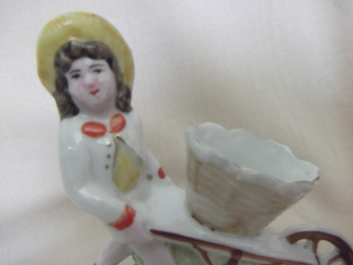 B. Antigo - Estatueta De Menino Mercador Em Porcelana 1
