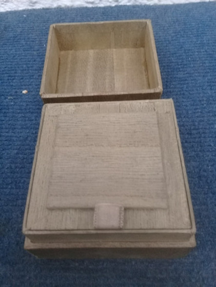 Caja Cuadrada Antigua De Madera Con Contratapa. 1