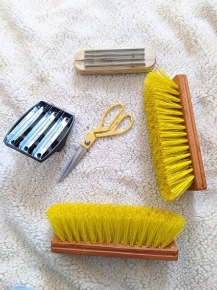 Kit Limpeza Cavalo 2 Escovas Tesoura Escova Pvc E De Madeira 0 Kit Limpeza Cavalo 2 Escovas Tesoura Escova Pvc E De Madeira 0
