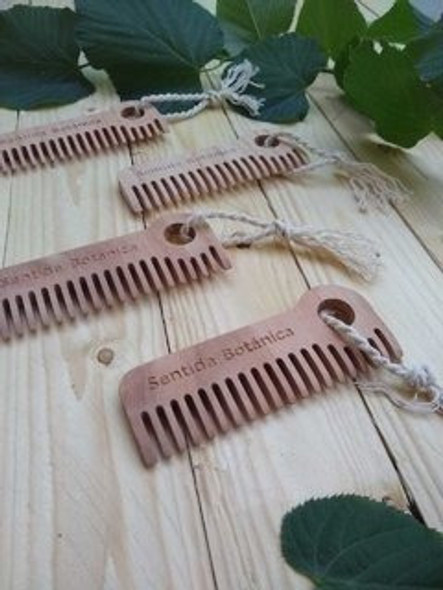 Peine De Viaje De Madera Tallada Con Cordón 1