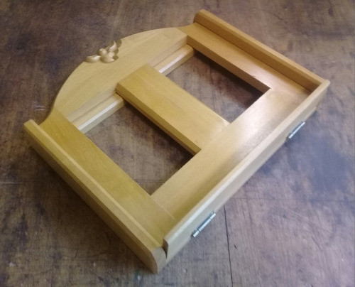 Atril De Lectura Plegable. Guatambú, Tallado Y Lustrado. 1