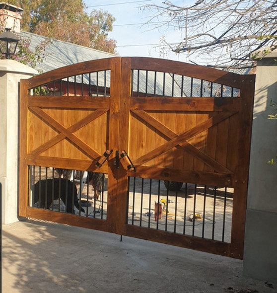 Porton De Madera Y Hierro 0