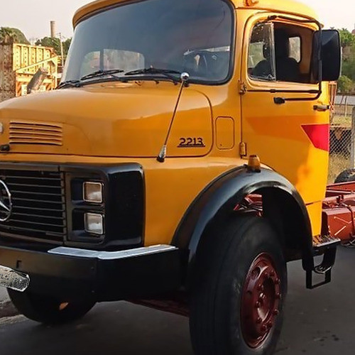 Par Emblema Caminhão Mb 2213 Preto De Ferro Zamak 1