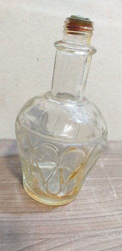 Antigua Botella Transparente Trabajada Para Decoración 0