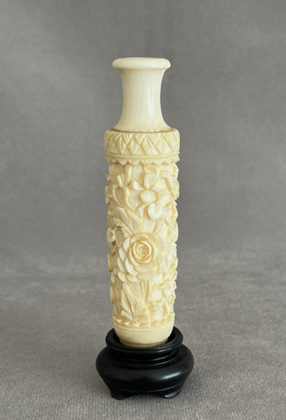 Antiguo Perfumero En Material Noble Con Magnífica Talla 0