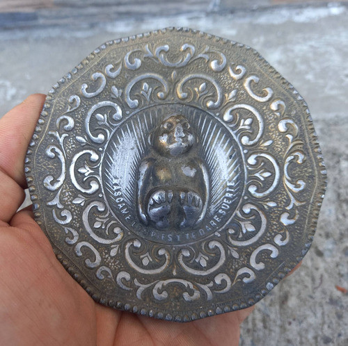 Antiguo Plato C/monito Obsequio Piazza Hnos En Metal 0