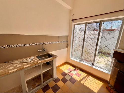 Casa De 1 Dormitorio Sobre Avenida En Las Piedras. 0