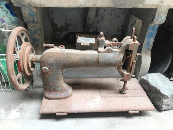 Máquina De Coser Antigua Decorativa 0