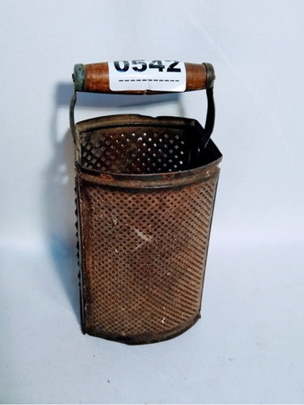 Antiguo Rallador Cilíndrico Con Mango De Madera Ref. 542 1 Antiguo Rallador Cilíndrico Con Mango De Madera Ref. 542 1