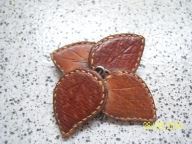 Prendedor De Hojas En Cuero Marón  Francés 1