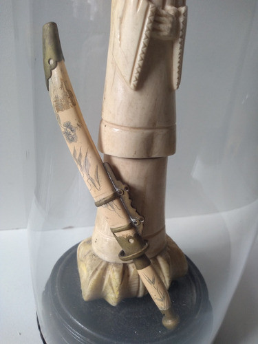 Escritura De Osso Belamente Esculpida Com Espada Em Marfim. 1