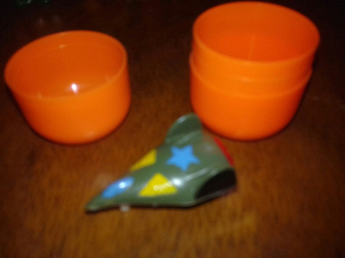 Kinder Sorpresa Con Avioncito De Regalo , Envase Naranja . 0