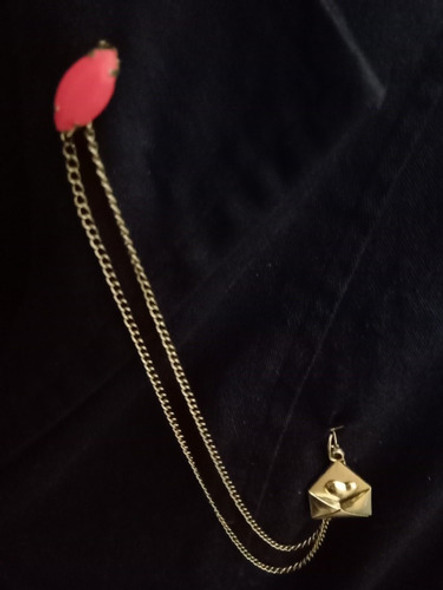 Prendedor Con Cadena Sobre Withlove Para Camisa 1