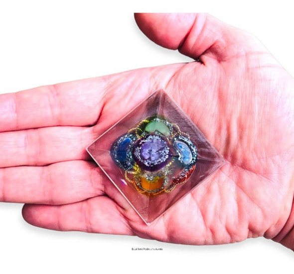 Orgonite Pirâmide 7 Chakras Com Flor Da Vida 3x4,5cm 1