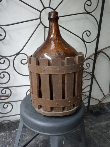 Damajuana De Vidrio Ambar Con Canasto Madera Antigua 1