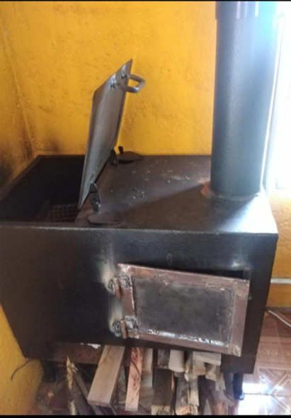 Vendo Estufa A Leña De Hierro Con Parrilla, Y Sombrero. 0